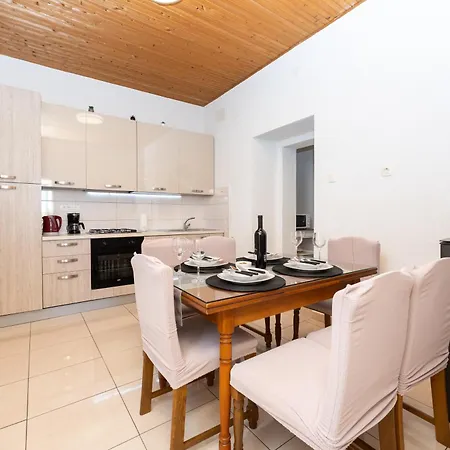 Family House 3* Gata