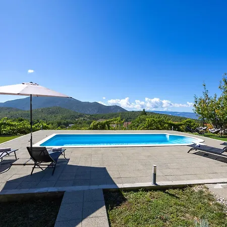 Family House 3* Gata